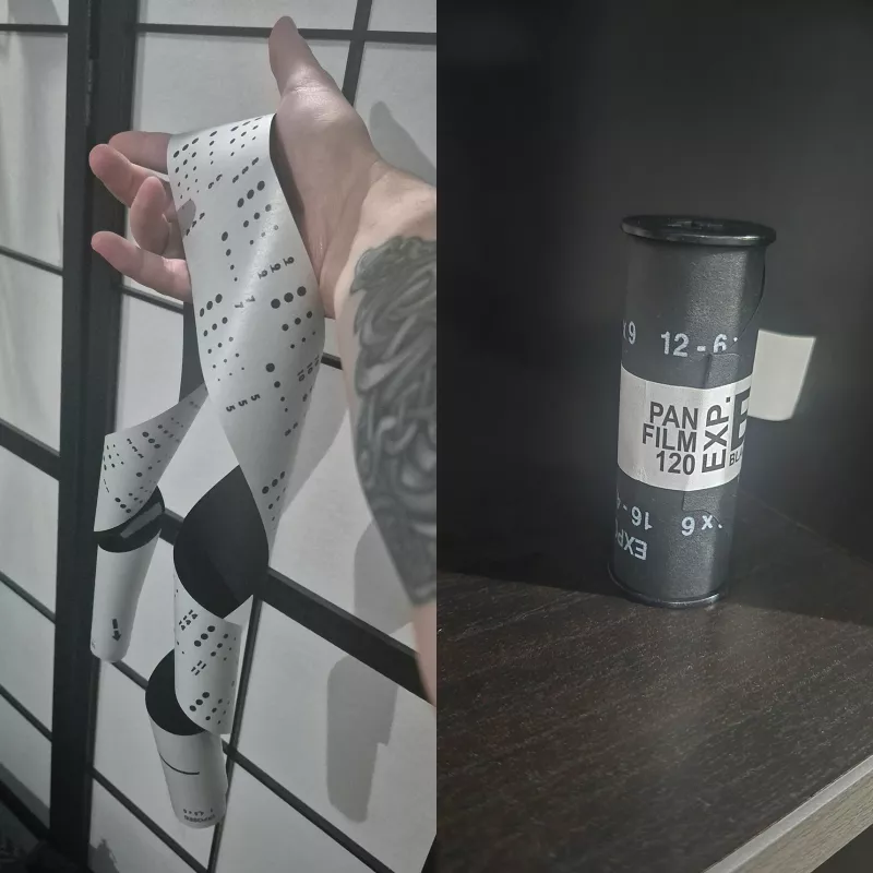 Ausgerolltes Schutzpapier für Mittelformat und eine 120-mm-Filmspule